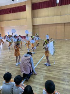 Kindergartners perform traditional Korean song and dance in a Chongryon elementary school.